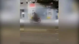 Par&aacute; de Minas: Homem &eacute; flagrado pilotando moto sem roupa