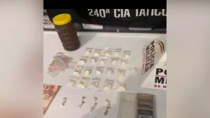 Divin&oacute;polis: PM localiza drogas em matagal no bairro Para&iacute;so; dupla &eacute; detida