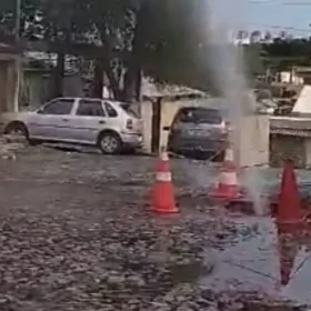Veja vídeo: Moradores reclamam de vazamento de água em obra da Copasa em Divinópolis