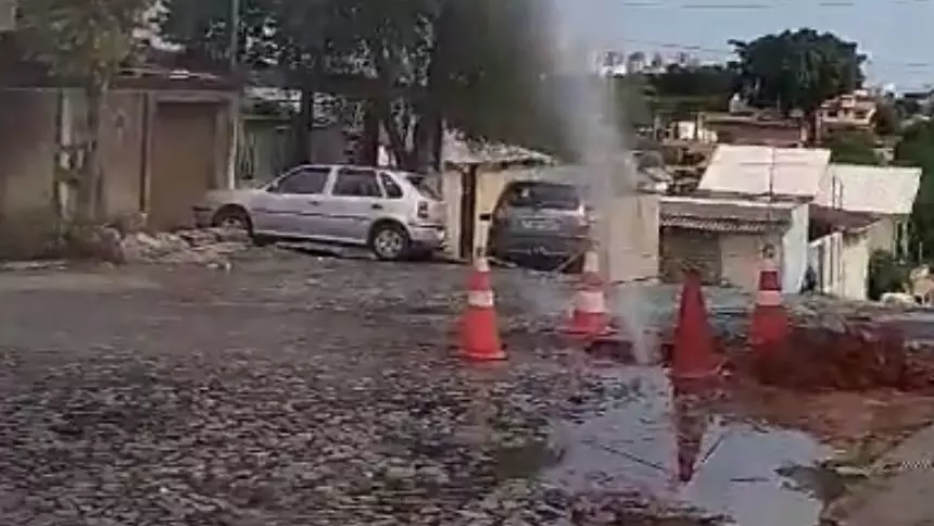 Veja vídeo: Moradores reclamam de vazamento de água em obra da Copasa em Divinópolis