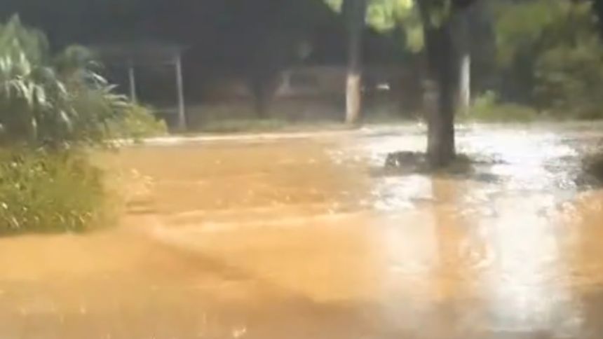 VÍDEO: Chuva provoca alagamentos na avenida JK, em Divinópolis, neste domingo (14)