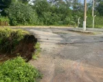 A Prefeitura Municipal de Divin&oacute;polis, por meio da Coordenadoria da Defesa Civil, interditou neste s&aacute;bado (06/01) a Rua Zacarias Guimar&atilde;es, lateral do C&oacute;rrego Flecha, no bairro Esplanada.
