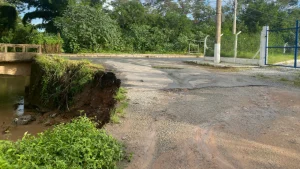 A Prefeitura Municipal de Divin&oacute;polis, por meio da Coordenadoria da Defesa Civil, interditou neste s&aacute;bado (06/01) a Rua Zacarias Guimar&atilde;es, lateral do C&oacute;rrego Flecha, no bairro Esplanada.