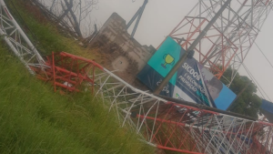 Torre da Minas FM é arrancada pela ventania desta quarta-feira