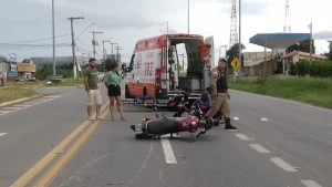 Um acidente de tr&acirc;nsito na BR-494, km 37, em Divin&oacute;polis, deixou um motociclista ferido na tarde deste s&aacute;bado (13).