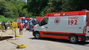 Motociclista fica gravemente ferido em acidente com caminh&atilde;o em Pitangui
