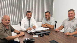 A&nbsp;Comiss&atilde;o&nbsp;Processante que investiga&nbsp;e&nbsp;analisa o processo de cassa&ccedil;&atilde;o dos Vereadores afastados Eduardo Print Jr (PSDB) e Rodrigo Kaboja (PSD), se reuniu na tarde desta segunda-feira (29), para tra&ccedil;ar algumas diretrizes no que diz respeito a den&uacute;ncia protocolada na C&acirc;mara de Divin&oacute;polis pelos&nbsp;cidad&atilde;os&nbsp;Eduardo Augusto da Silva Teixeira&nbsp;juntamente com o ex-vereador Elton Tavares.
