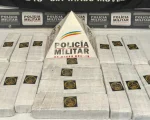 Três homens foram presos pela Polícia Militar em Divinópolis, na madrugada deste sábado (27). A prisão ocorreu após uma perseguição policial que culminou com a abordagem de um veículo em atitude suspeita.