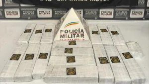 Três homens foram presos pela Polícia Militar em Divinópolis, na madrugada deste sábado (27). A prisão ocorreu após uma perseguição policial que culminou com a abordagem de um veículo em atitude suspeita.