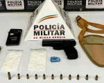 Um homem de 38 anos foi preso pela Polícia Militar após apreender uma réplica de arma de fogo, munições e drogas em um sítio no bairro Realengo, em Divinópolis, na segunda-feira (22).