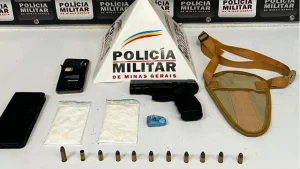 Um homem de 38 anos foi preso pela Polícia Militar após apreender uma réplica de arma de fogo, munições e drogas em um sítio no bairro Realengo, em Divinópolis, na segunda-feira (22).