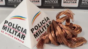 Uma opera&ccedil;&atilde;o conjunta entre a Pol&iacute;cia Militar, Secretaria Estadual de Fazenda, Prefeitura de Divin&oacute;polis e Corpo de Bombeiros Militar, foi realizada na manh&atilde; desta ter&ccedil;a-feira (23/01) com o objetivo de combater o crime de recepta&ccedil;&atilde;o de materiais furtados, com foco especial em fios de cobre.
