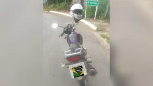 Um homem de 28 anos foi preso na tarde deste s&aacute;bado (13) por adulterar o sinal identificador de uma motocicleta na BR-494, em Divin&oacute;polis.