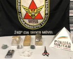 A Polícia Militar prendeu um homem no bairro Niterói, em Divinópolis, na noite de sexta-feira (26). A prisão ocorreu após uma operação policial baseada em informações sobre tráfico de drogas na Rua do Ouro.