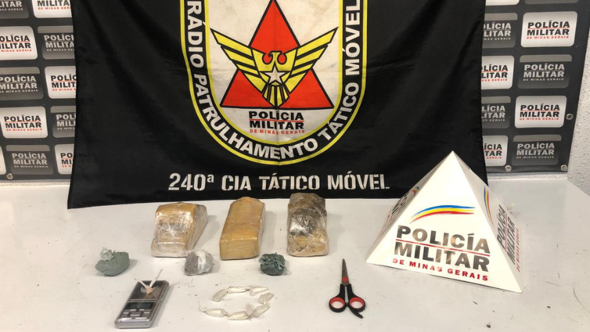 A Pol&iacute;cia Militar prendeu um homem no bairro Niter&oacute;i, em Divin&oacute;polis, na noite de sexta-feira (26). A pris&atilde;o ocorreu ap&oacute;s uma opera&ccedil;&atilde;o policial baseada em informa&ccedil;&otilde;es sobre tr&aacute;fico de drogas na Rua do Ouro.