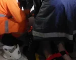 Mulher cai de 5 metros ao tentar salvar gato