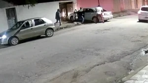 Um carro foi roubado na noite desta quinta-feira (04), na avenida Vereador Jos&eacute; Constantino Sobrinho, no bairro Danilo Passos I, pr&oacute;ximo a ponte.