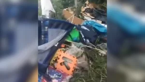 Um morador de Ermida, distrito de Divinópolis, reclamou nas redes sociais sobre um espaço que está sendo utilizado como bota-fora na região atrás da siderúrgica, indo para Comunidade da Lage.