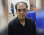 Rodrigo Tavares Ribeiro, de 45 anos, est&aacute; desaparecido desde s&aacute;bado (06/01) na cidade de Divin&oacute;polis. A fam&iacute;lia est&aacute; em busca do homem, que tem esquizofrenia paranoica.