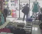 Uma loja de roupas foi furtada na tarde desta quarta-feira (10) na rua Goiás, no centro de Divinópolis. De acordo com o vídeo, é possível ver o indivíduo entrando na loja e furtando uma mochila.