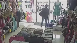 Uma loja de roupas foi furtada na tarde desta quarta-feira (10) na rua Goi&aacute;s, no centro de Divin&oacute;polis. De acordo com o v&iacute;deo, &eacute; poss&iacute;vel ver o indiv&iacute;duo entrando na loja e furtando uma mochila.