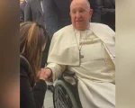 Gleide Andrade presenteia Papa Francisco com livro de Adélia Prado