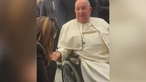Gleide Andrade presenteia Papa Francisco com livro de Ad&eacute;lia Prado