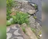 Morador denuncia calçada irregular e buraco em Divinópolis