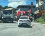 Um acidente envolvendo uma motocicleta e uma van aconteceu no início da tarde desta quarta-feira (17), na Avenida Brigadeiro Cabral, esquina com a rua Bom Sucesso, no bairro Interlagos, em Divinópolis.