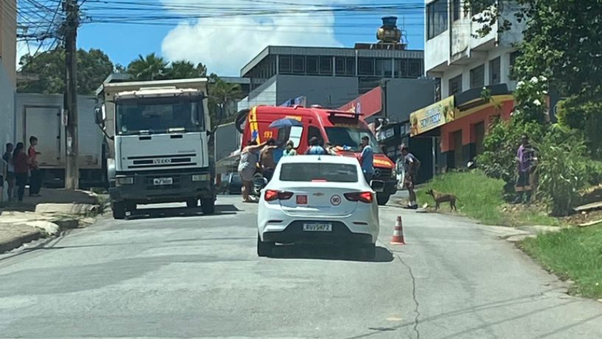 Um acidente envolvendo uma motocicleta e uma van aconteceu no início da tarde desta quarta-feira (17), na Avenida Brigadeiro Cabral, esquina com a rua Bom Sucesso, no bairro Interlagos, em Divinópolis.