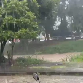Veja vídeo: chuva forte faz estragos em Formiga