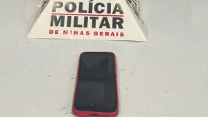 Mulher &eacute; presa com celular furtado no Centro de Divin&oacute;polis