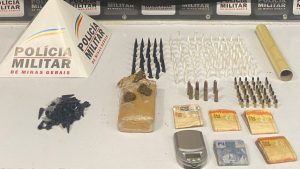 Mulher &eacute; presa por tr&aacute;fico de drogas no bairro Niter&oacute;i, em Divin&oacute;polis