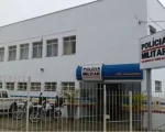 Suspeito de abusar sexualmente da filha de 13 anos foge algemado em Cláudio