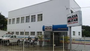 Suspeito de abusar sexualmente da filha de 13 anos foge algemado em Cláudio