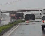 Homem fica ferido em capotamento na MG-050 em Divinópolis, veja vídeo