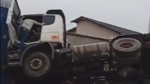 Carreta tomba e atinge muro em Divin&oacute;polis