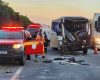 Acidente entre carreta e ônibus deixa 11 pessoas feridas em Nova Serrana