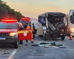 Acidente entre carreta e ônibus deixa 11 pessoas feridas em Nova Serrana