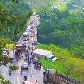 Acidente na Ponte Torta da BR-381, em João Monlevade: colisão entre carreta e três carros deixa pelo menos sete feridos