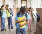 Bullying e cyberbullying passam a ser considerados crimes no Brasil; advogada esclarece a nova lei