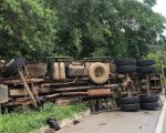 Caminhão tomba na BR-494, em Nova Serrana