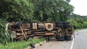 Caminh&atilde;o tomba na BR-494, em Nova Serrana