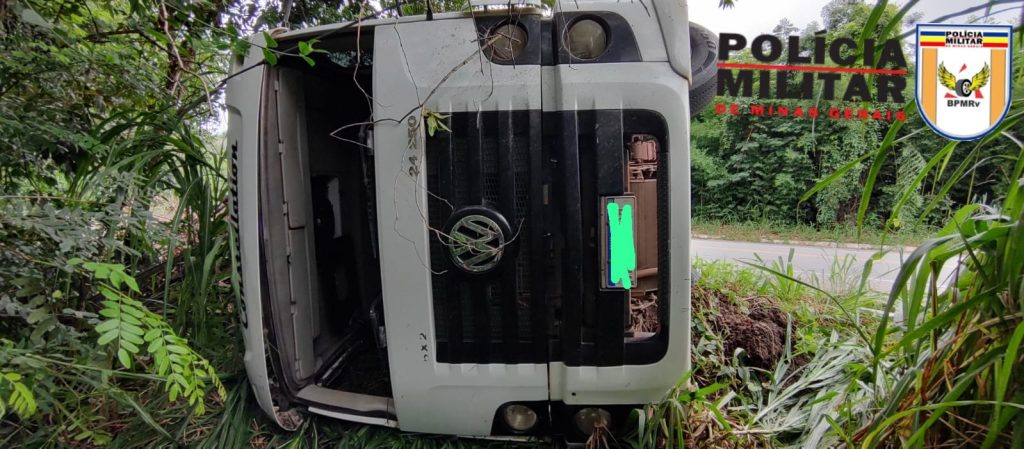 Caminhão tomba na BR-494, em Nova Serrana
