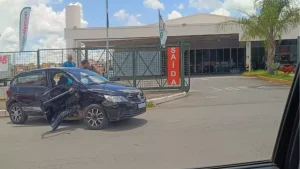 Acidente entre carros é registrado na av. Autorama em Divinópolis