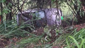 Divin&oacute;polis: Capotamento deixa homem ferido na Estrada de Ermida