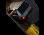 Carro cai dentro de buraco da Copasa em Divinópolis