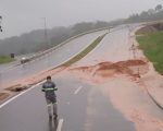 Deslizamento interdita trevo na MG-050 em Divin&oacute;polis