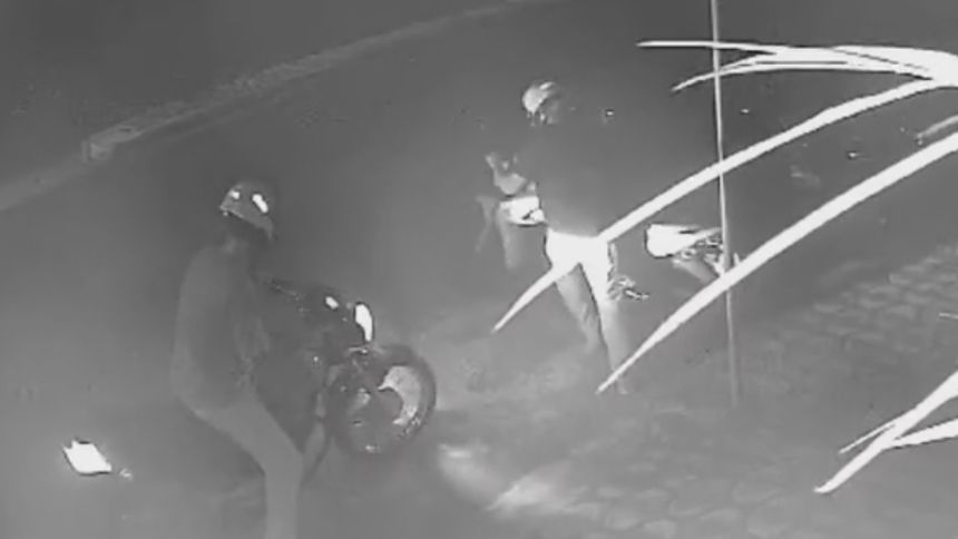VÍDEO: Dupla furta moto no Centro de Divinópolis