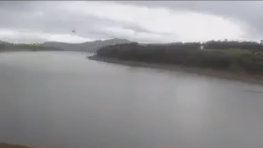 Helicóptero com 4 pessoas cai no Lago de Furnas, em Capitólio